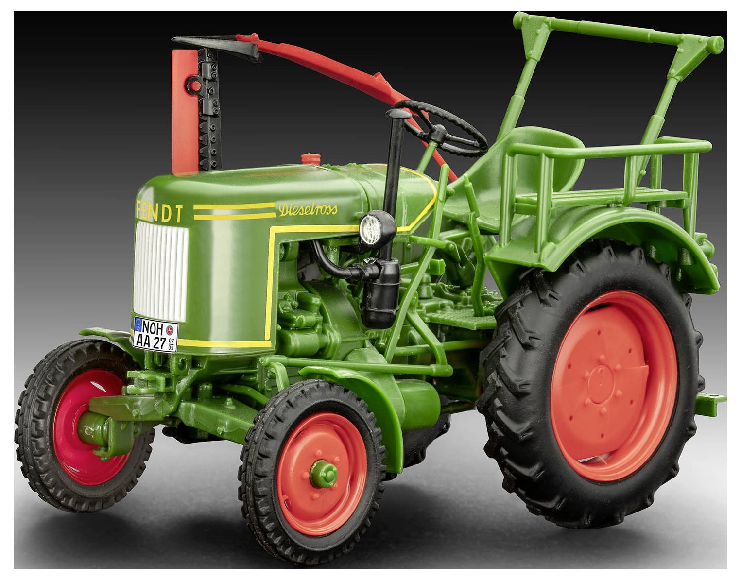 Een vintage groene en rode kleine tractor, getoond in een zijaanzicht tegen een verlopende zwarte achtergrond, met nadruk op zijn klassieke ontwerp.