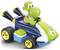 Een groene, cartoonachtige dinosaurus die een kleine, kleurrijke speelgoedracewagen met grote gele wielen en twee uitlaatpijpen aan de achterkant bestuurt.