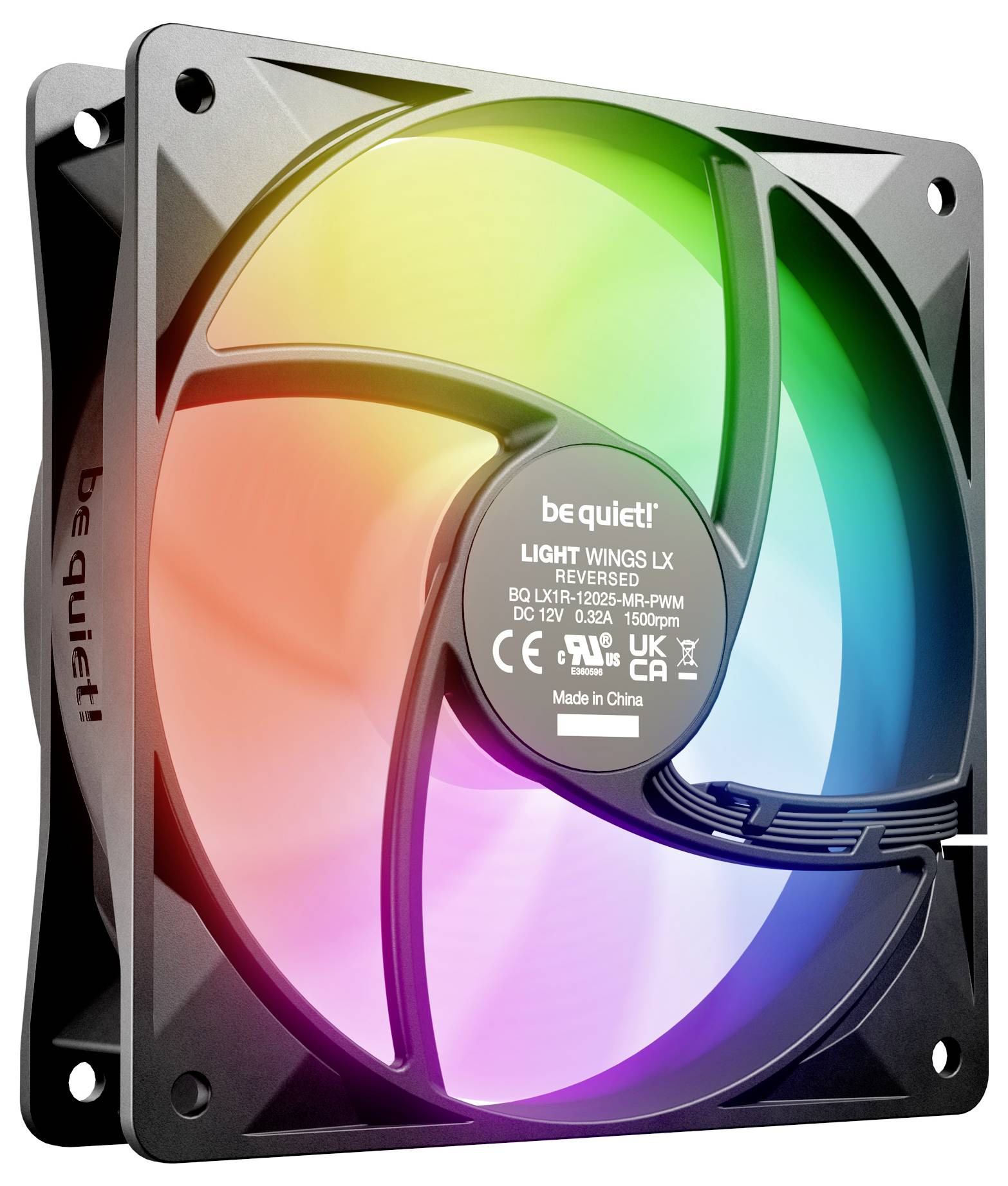 Een computerkoelingventilator met RGB-verlichting toont kleurrijke, circulaire patronen. De centrale naaf leest 'be quiet! Light Wings LX'.