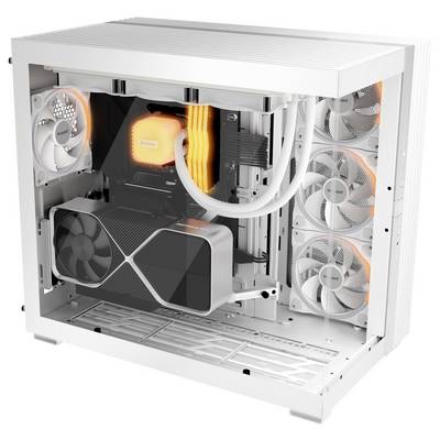 Een witte gaming-pc-behuizing met zichtbare interne componenten, waaronder een grote videokaart, koelventilatoren en oranje oplichtende kabels.
