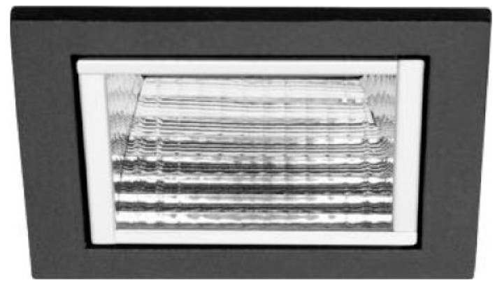 Rechthoekige zwarte wandlamp met geslepen glazen diffuser, frontaal weergegeven.