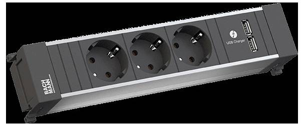 Een stekkerdoos met drie Europese stopcontacten en twee USB-laadpoorten. De stekkerdoos is zwart met een witte band en gelabeld 'Bach'.