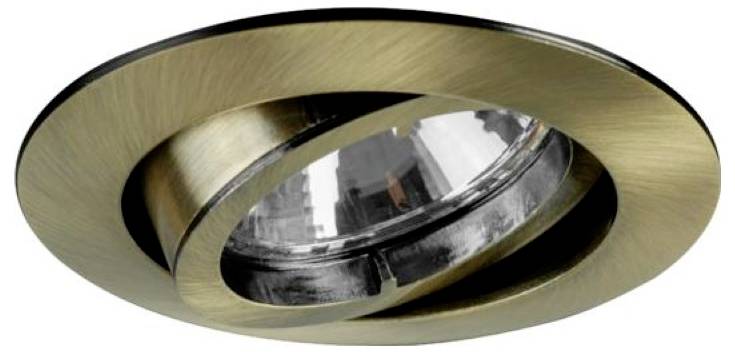 Een ingebouwde ronde verstelbare spotlight met geborsteld gouden rand en reflecterende binnenbehuizing, onder een hoek geplaatst voor gericht licht.