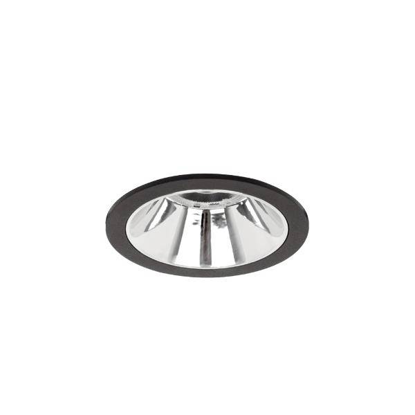Een inbouwplafondlamp met een chromen reflector en zwarte buitenring op een witte achtergrond.