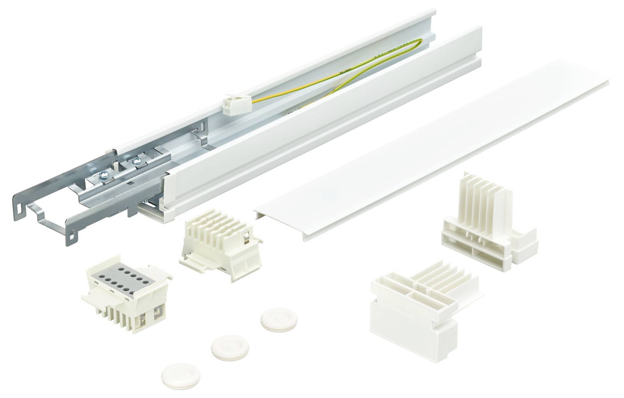 Metalen en kunststoffen modulaire elektrische componenten zijn uitgelegd, inclusief connectoren, montagebeugels en een lang huisstuk met bedrading.
