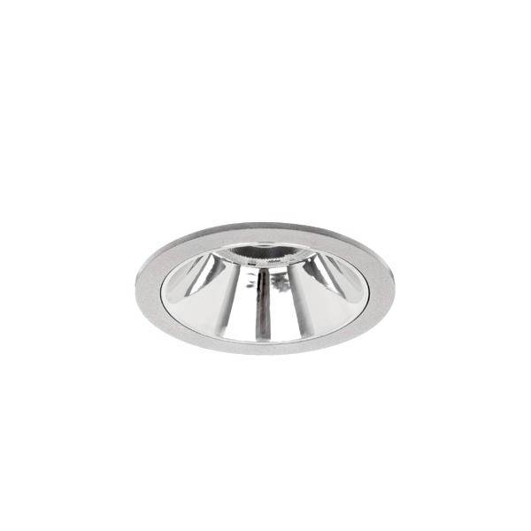 Chrome inbouwlamp voor plafond, rond reflecterend spothousing op een witte achtergrond.