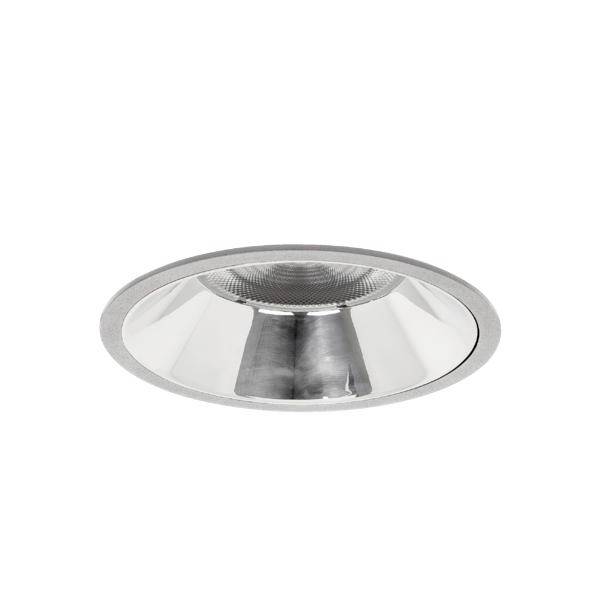 Ronde inbouwspotlight aan het plafond met reflecterende metalen rand en binnenlenzen, weergegeven op een witte achtergrond.