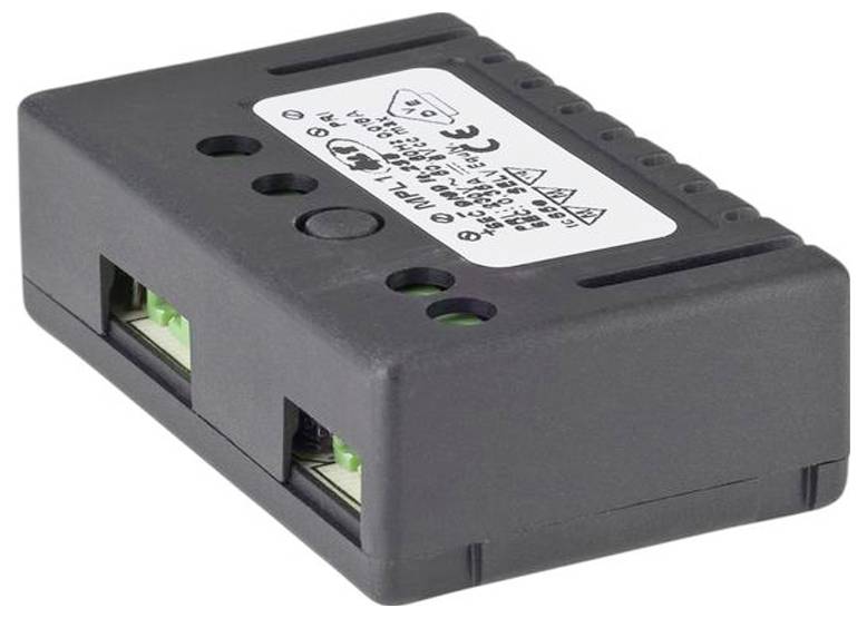 Een klein zwart elektronisch apparaat met meerdere poorten en een etiket met technische specificaties en veiligheidscertificatiesymbolen.