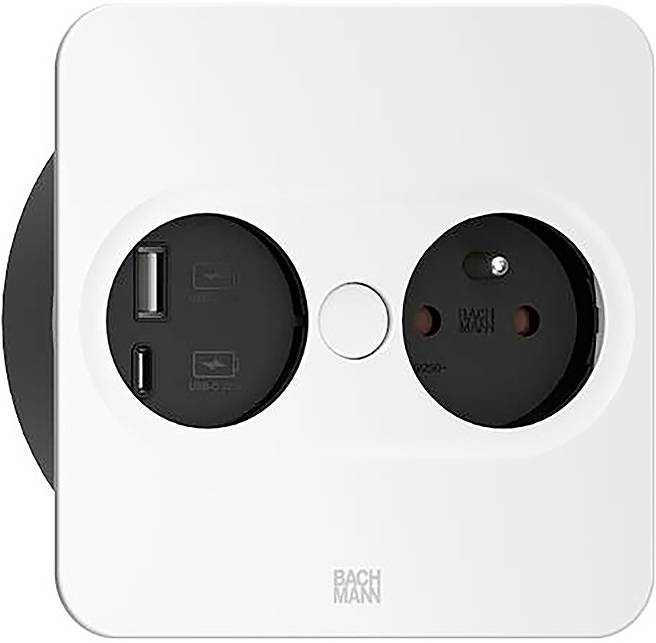 'Een witte stopcontact met een USB-poort en een standaard stekkerslot, ontworpen door Bachmann, voor veelzijdig opladen van elektronische apparaten.'