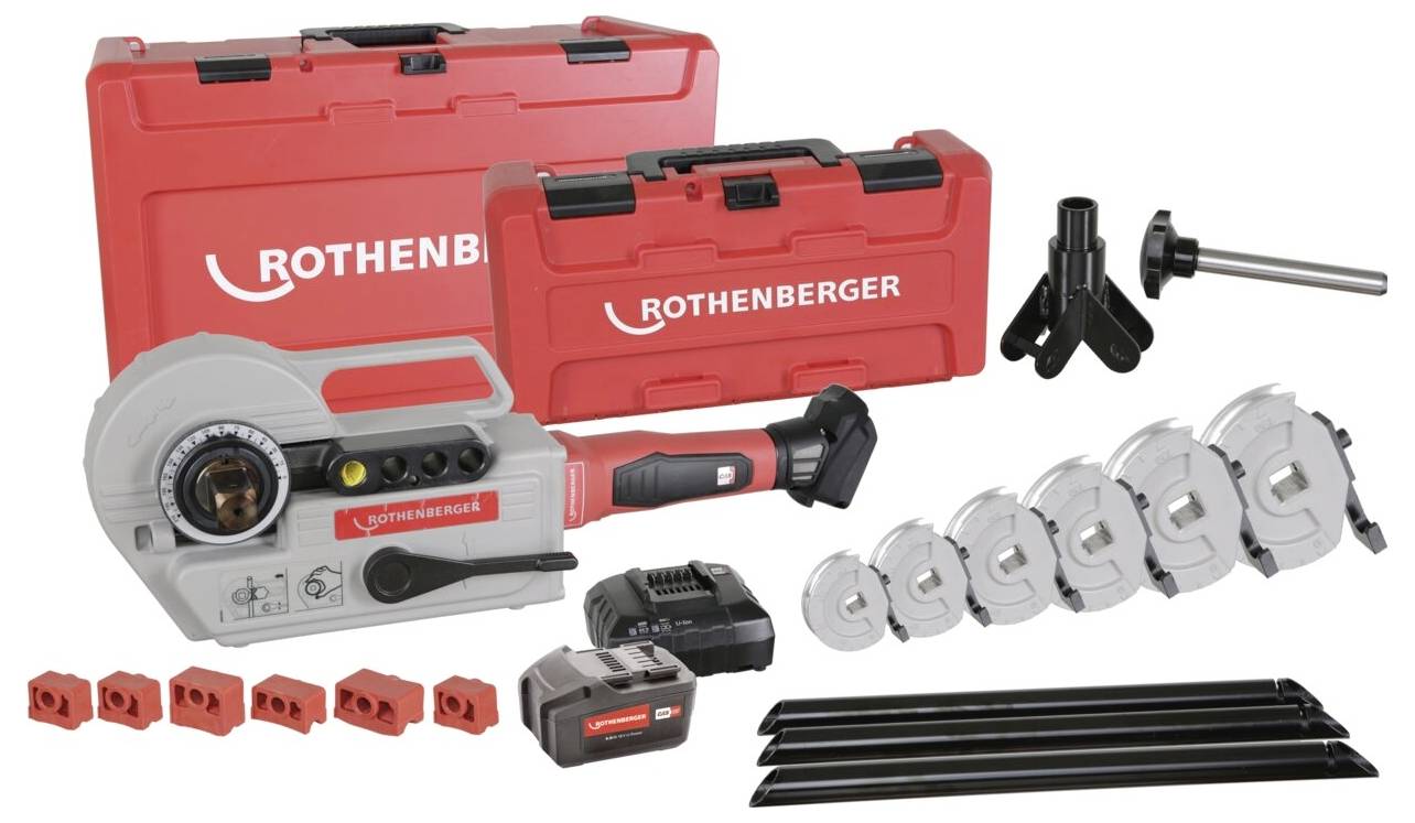Een rode gereedschapskoffer met een Rothenberger pijpdraadsnijmachine, meerdere draadsnijplaten, accupack en toebehoren uitgestald voor de koffer.