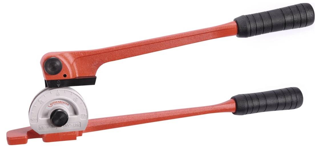 Een rode, handmatige buigmachine met dubbele handgrepen, gebruikt voor het buigen van metalen buizen. Hij beschikt over een gradenmeter voor precisie van de hoek.