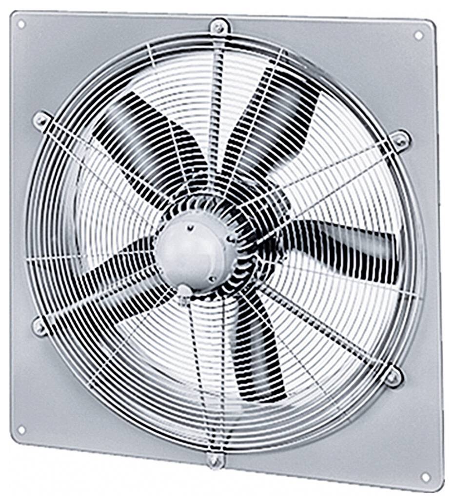 Een grote metalen ventilatieventilator met vijf bladen is gemonteerd op een vierkant frame. De bladen zijn omgeven door een draadafschermend rooster.