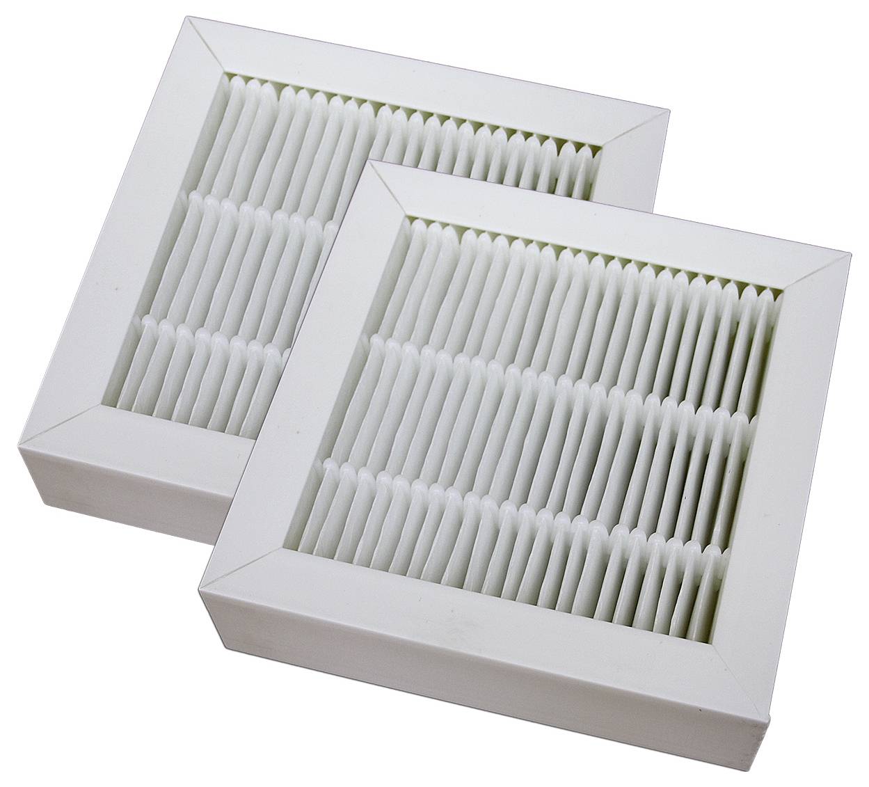 Twee witte luchtfilters met een geplooide papierstructuur gestapeld op een witte achtergrond.