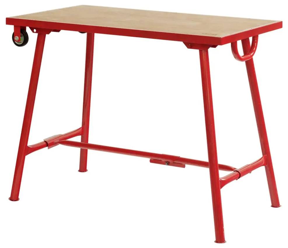 Rode werkbank met een licht houten blad, buisvormige metalen poten en een klein wiel op een hoek, geïsoleerd op witte achtergrond.