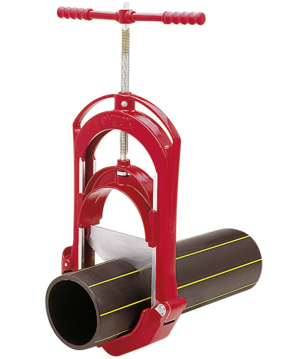 Rode buizenschaar geklemd rond een zwarte kunststofbuis, met een schroefdraad-handvat voor aandraaien en snijden.