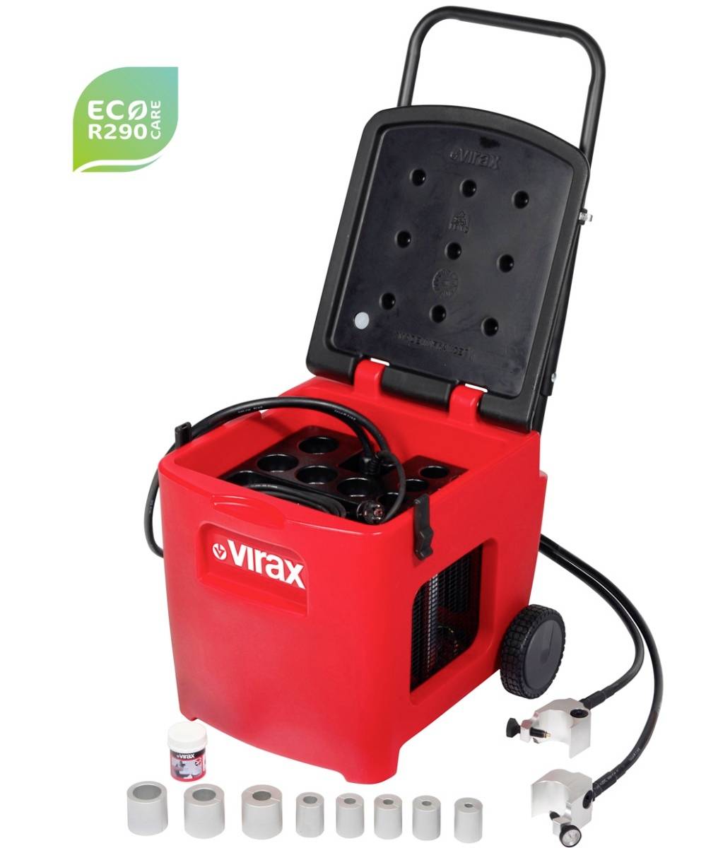 Draagbare rode Virax-machine met open deksel en handvat, waarbij bovenste ventilatieopeningen, slang, wielen en bijgeleverde aansluitingen zichtbaar zijn; "ECO R290"-label linksboven.