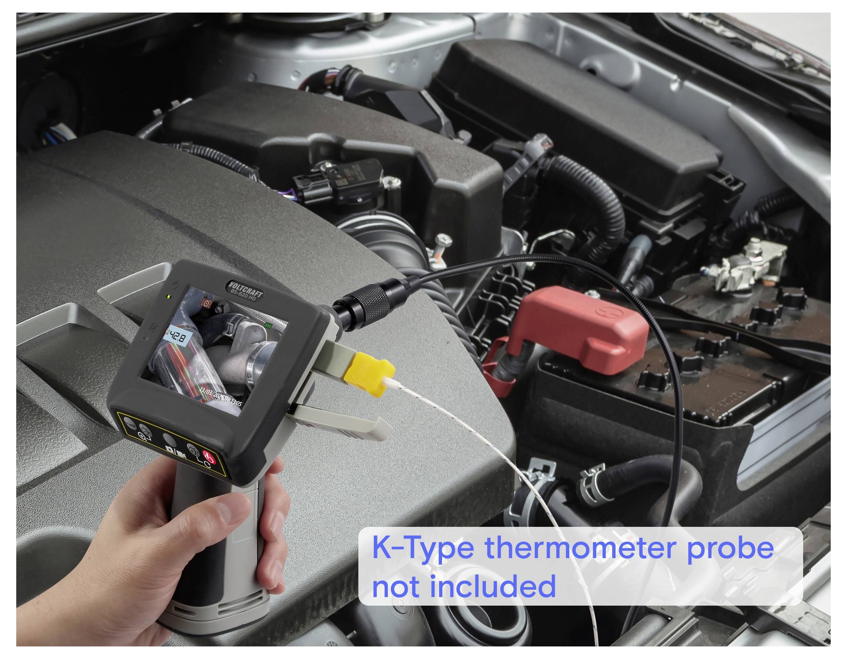 Handheld infrarood thermometer gericht op een motorkap van een auto, met tekst in het beeld waarin staat 'K-Type thermometersonde niet inbegrepen'.