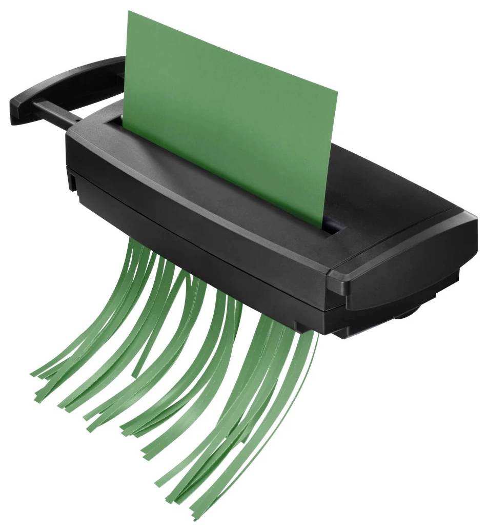 Een zwarte papiervernietiger versnippert een groen vel papier in lange stroken.