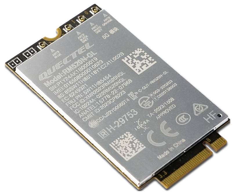 Rechthoekige computerchip met aansluitingen en zichtbare labeltekst, inclusief fabrikantennaam, modelnummer en certificatiesymbolen.