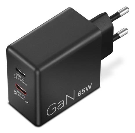 Een zwarte GaN 65W oplader met twee USB-C poorten, elk gemarkeerd met '18W MAX', wordt getoond met een Europese stekker.