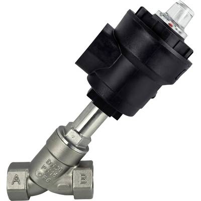 Een metalen en kunststof industriële klep onder een hoek geplaatst, voorzien van een zwarte actuator bovenop en gelabelde inlaten gemerkt met 'A' en 'B'.