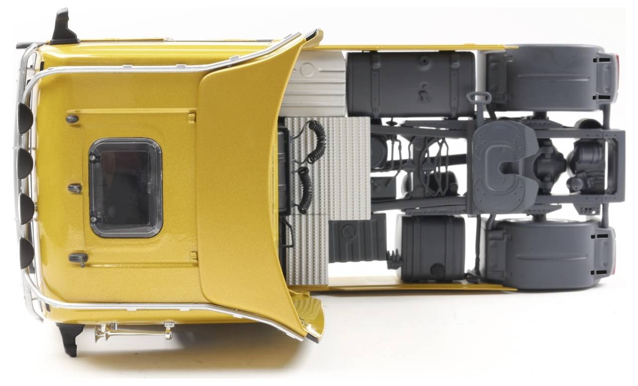 Luchtfoto van een geel vrachtwagen model waarbij de gedetailleerde dakstructuur, ramen en onderwagen componenten worden benadrukt.