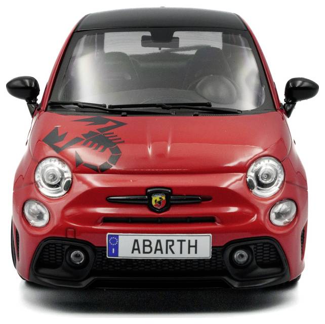 Een rode Abarth-automodel gezien van voren, met een schorpioenlogo op de motorkap en een kenteken met 'ABARTH'.
