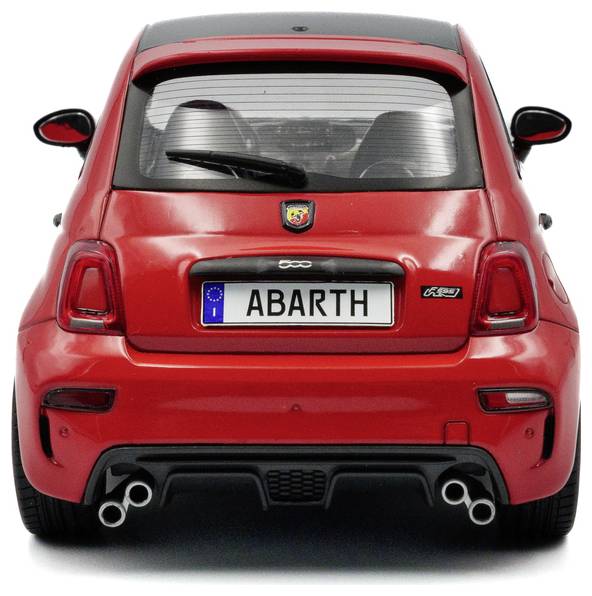 Achteraanzicht van een rode Abarth-auto met dubbele uitlaten en een Europees kenteken met de tekst 'ABARTH'.