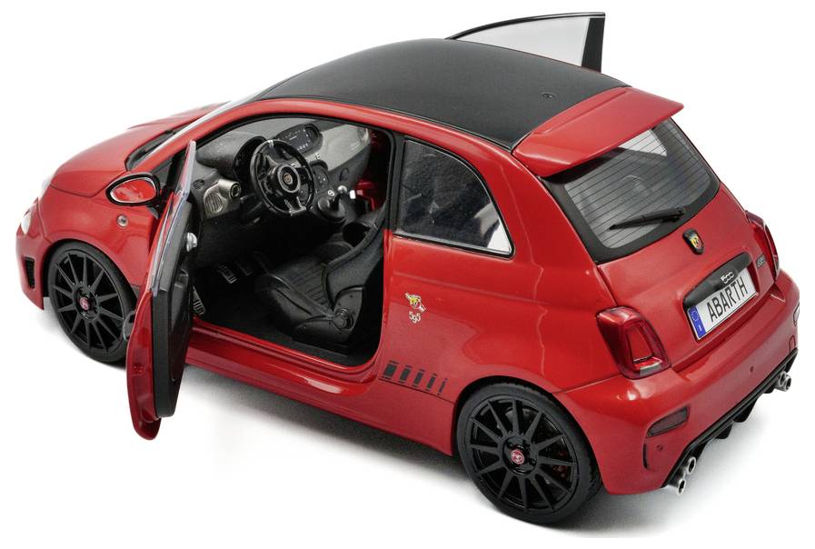 Een rode sportwagen met open deuren, gedetailleerd interieur en custom velgen, bekeken vanuit de achterste zijkant, waarbij zijn sportieve ontwerp en kenmerken worden getoond.