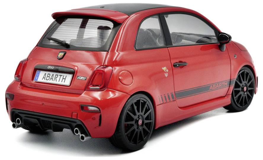 Een rode compacte auto met zwarte velgen en racingstrepen aan de zijkant, voorzien van dubbele uitlaten en een 'ABARTH' badge op de achterkant.