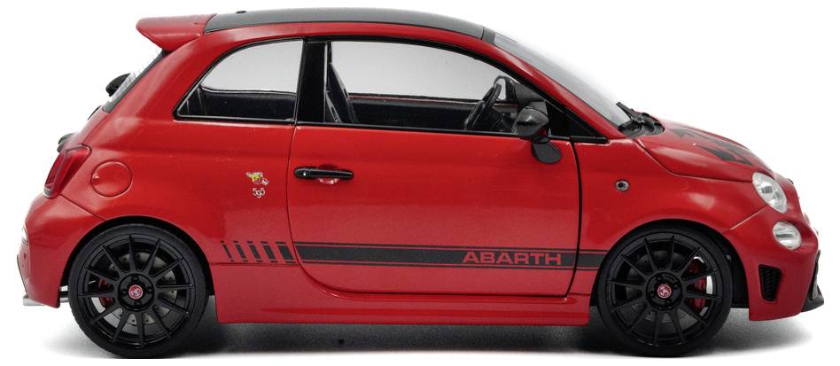 Een rode compacte auto, zijaanzicht, met zwarte racingstrepen en zwarte velgen, met het Abarth-logo, geparkeerd op een neutrale achtergrond.