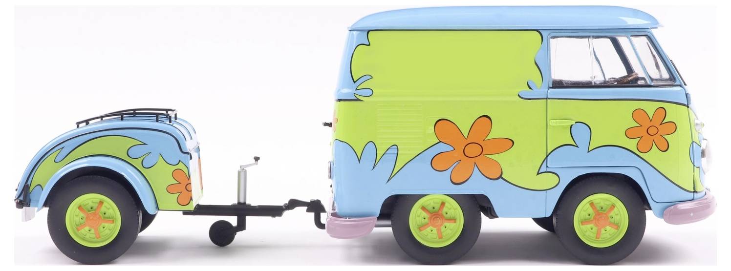 Een kleurrijke bestelwagen en aanhanger met een retro design, uitgevoerd in blauwe en groene verf met oranje bloemen, die herinneren aan de jaren zestig-thematiek.