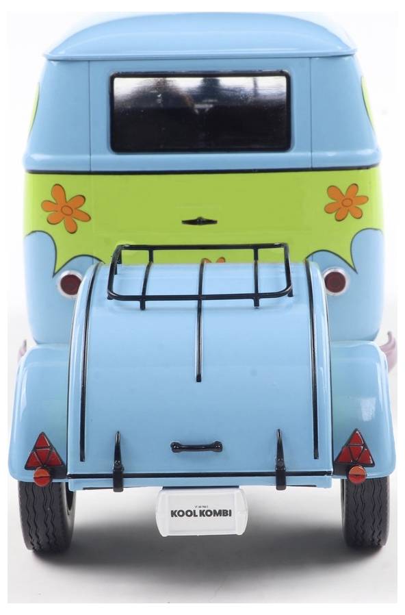 Model van een retro blauwe en groene bestelwagen met heldere bloempatronen en een kleine aanhanger met het label 'Kool Kombi' op de achterkant.