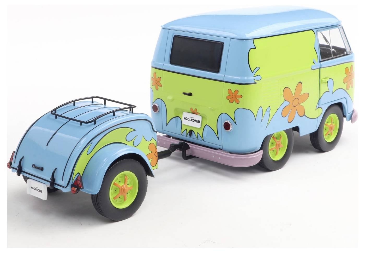 Een kleurrijke, retro-stijl bestelwagen met een aanhanger, met levendige groene en oranje bloempatronen op een blauwe achtergrond.