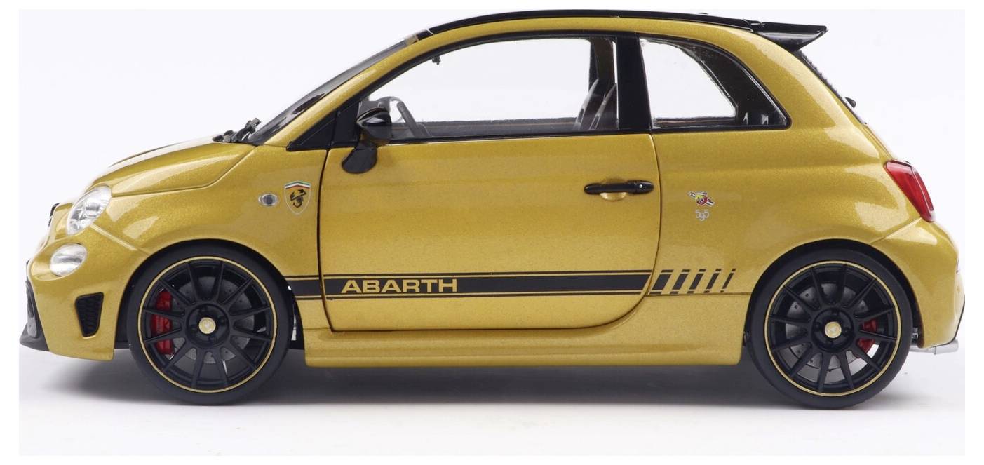 Een gele compacte auto met 'Abarth' logo aan de zijkant, voorzien van een sportief design en zwarte velgen, gefotografeerd vanuit de passagierszijde tegen een neutrale achtergrond.