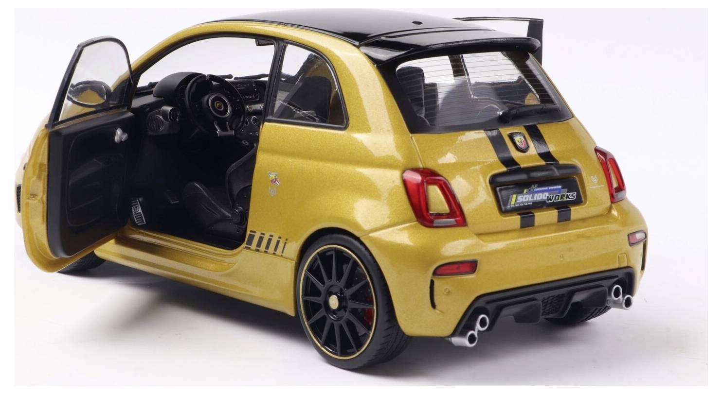 Een gele compacte sportwagen met een zwarte racingstripe, een open bestuurdersdeur en dubbele uitlaten, geparkeerd om zijn ontwerp en kenmerken te tonen.