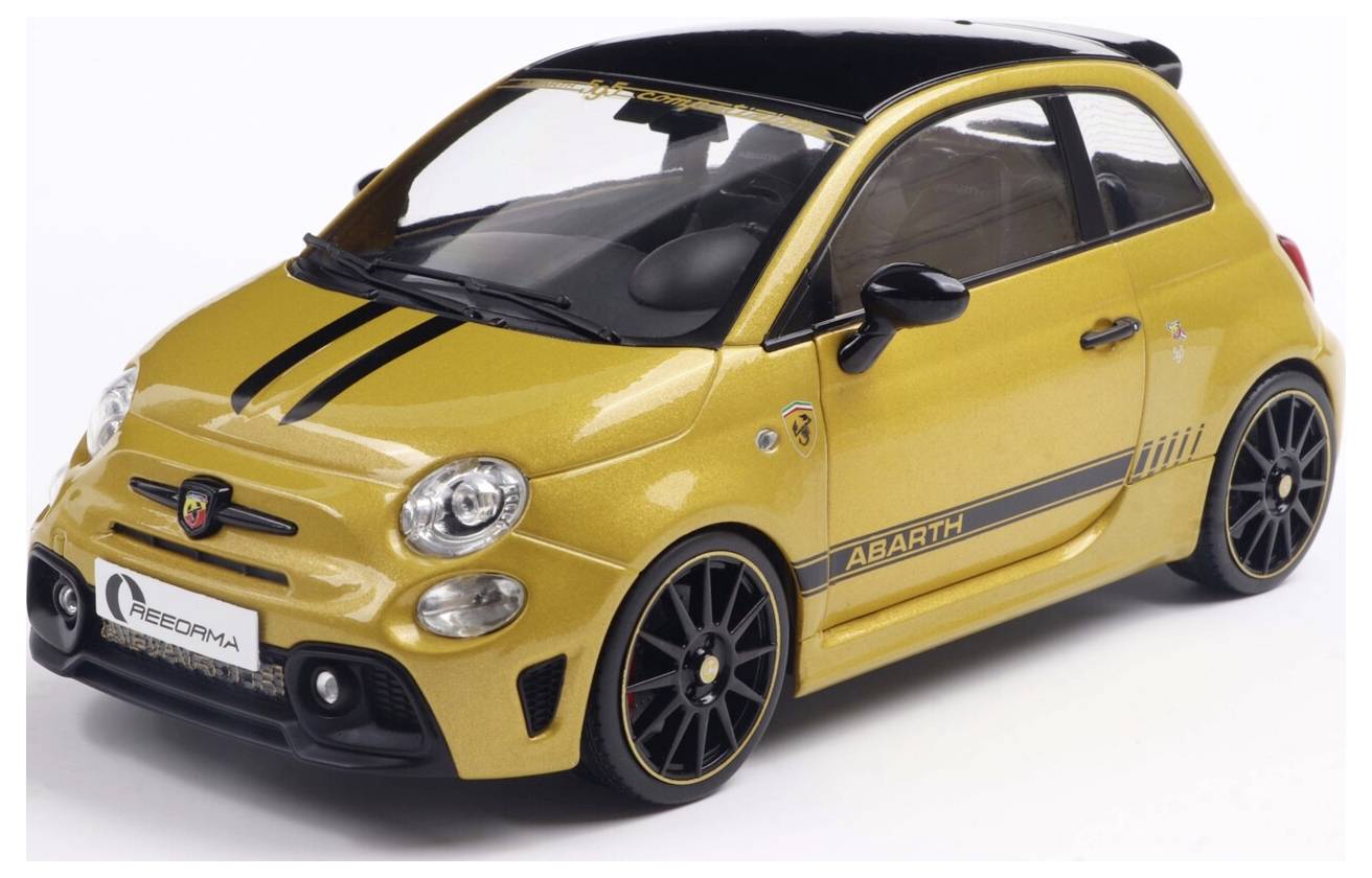 Een kleine, sportieve, goudkleurige auto met zwarte racingstrepen en 'Abarth' branding, die een strak en compact design tentoonspreid.