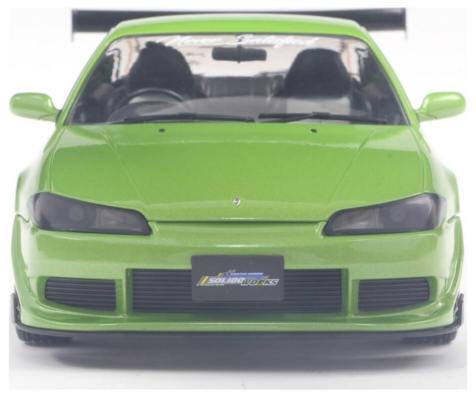 Een groene sportwagen gezien van voren, met een strak design, een luchtinlaat op de motorkap en een zichtbare spoiler aan de achterkant.
