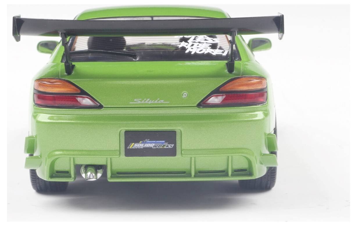 Een felgroene sportwagen met een grote achterspoiler, getinte ramen en 'Silvia' aanduiding wordt van achteren getoond op een witte achtergrond.