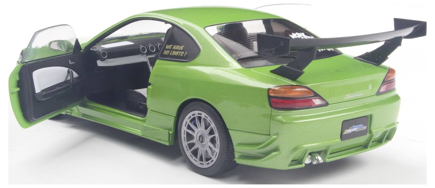 Een felgroene sportwagen met een grote achterspoiler en open deuren, met een strak racingontwerp. Een gedeeltelijk zicht op het interieur is zichtbaar.
