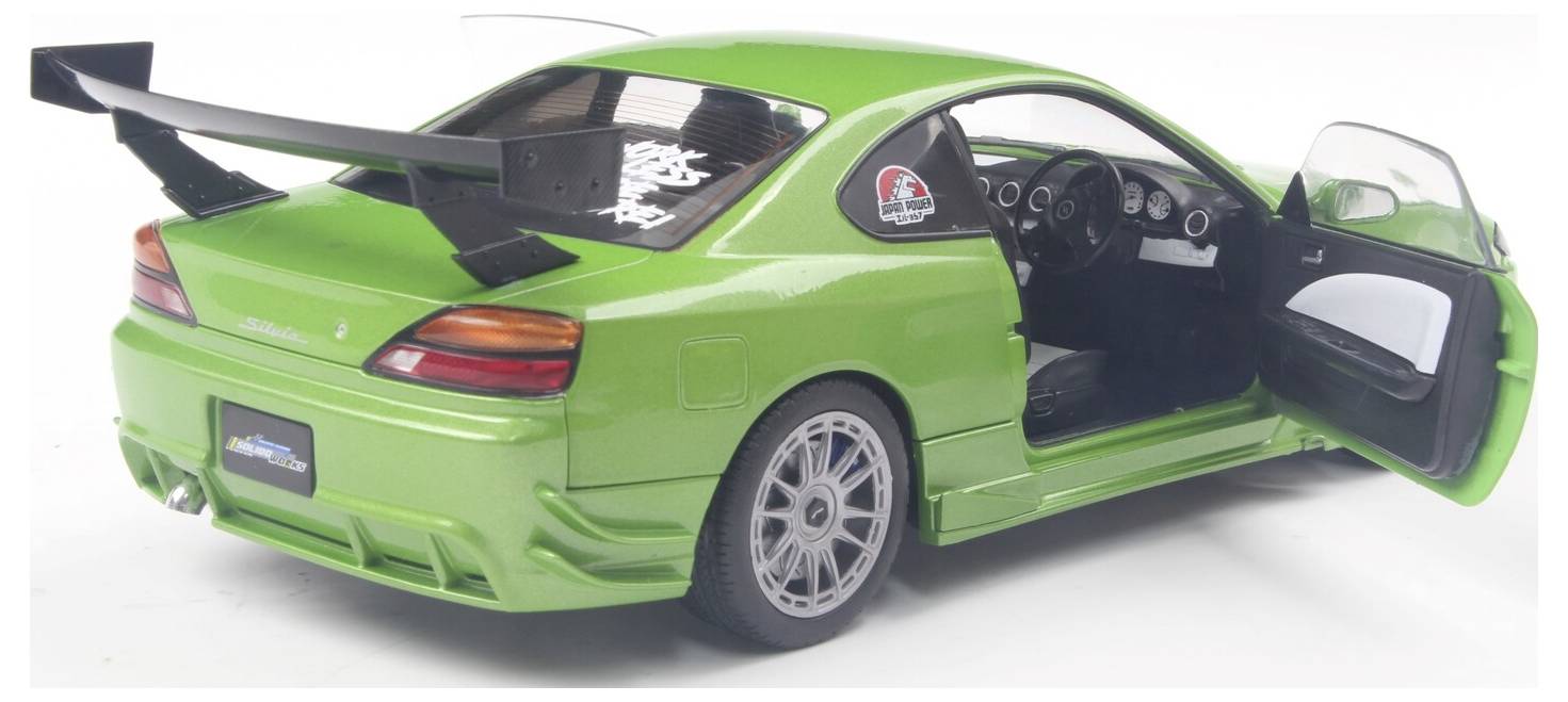 Een limegroen sportwagen model met een grote achterspoiler en open portieren, waarbij de gedetailleerde interieur- en sportieve ontwerpkenmerken zichtbaar zijn.