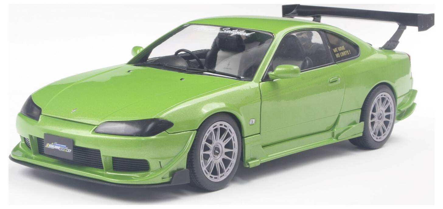Een heldergroene sportwagen met een grote achterspoiler, een strak design en zilverkleurige lichtmetalen velgen. De auto heeft getinte ramen.