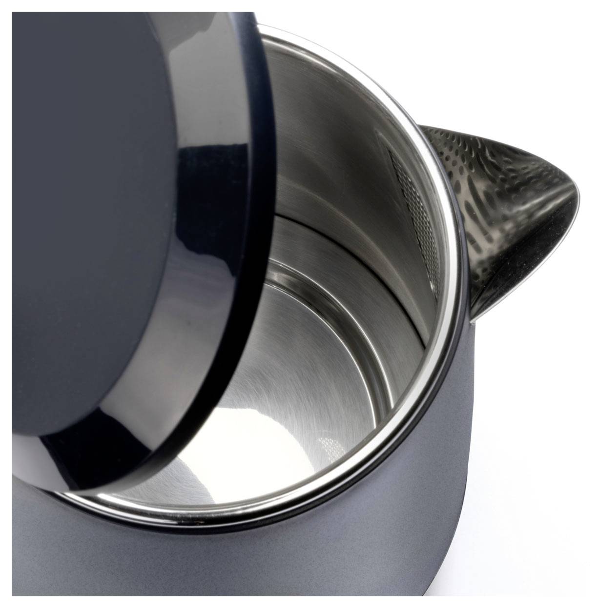 Een roestvrij stalen theepot met een open deksel, waarbij het interieur en het zeefje zichtbaar zijn, geplaatst op een witte achtergrond.