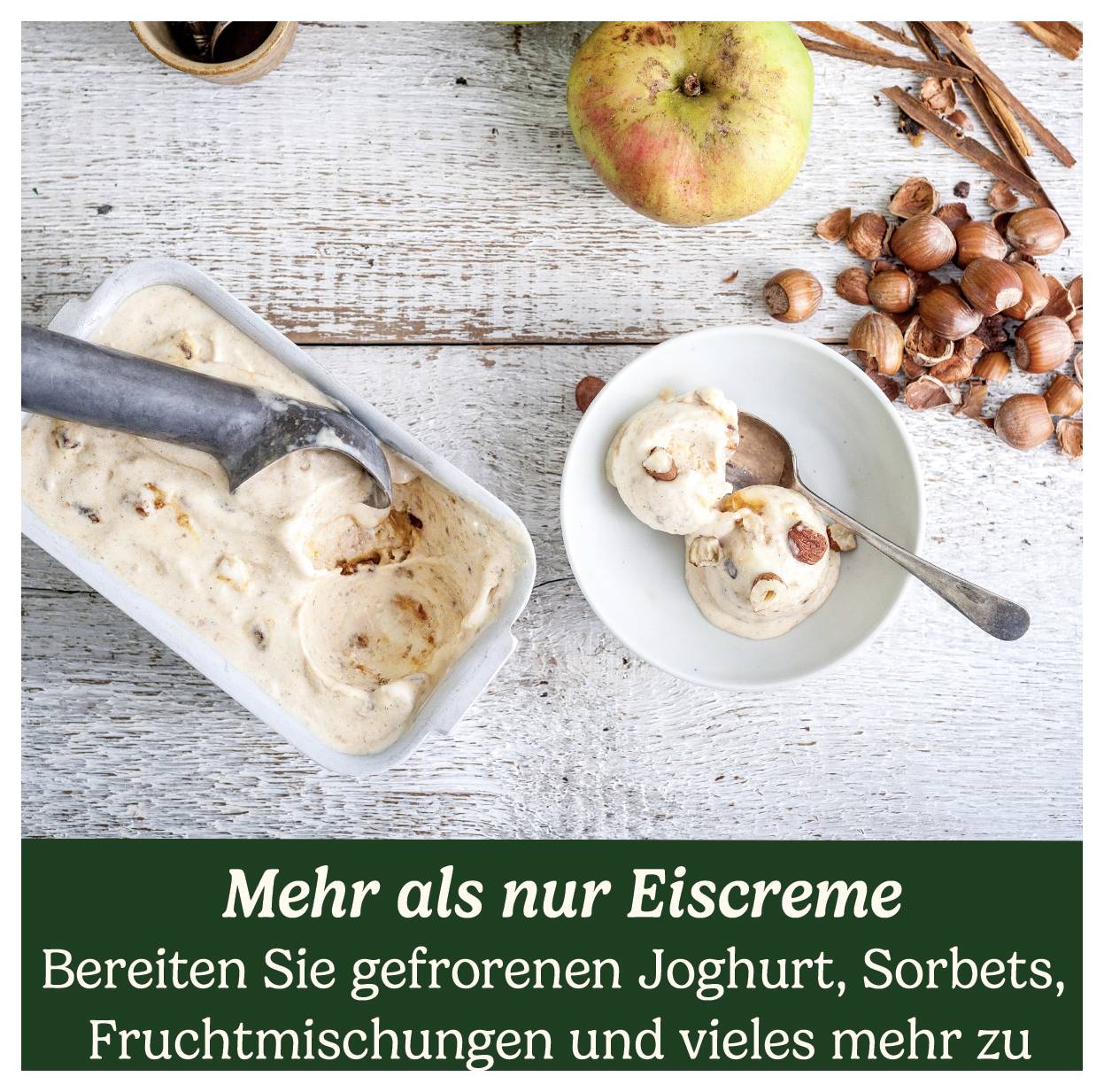 Een tafel met ijsroom, twee bollen op een bord, noten, appel. Tekst: 'Meer dan alleen ijsroom. Bereid bevroren yoghurt, sorbets, fruitmixen en nog veel meer'.