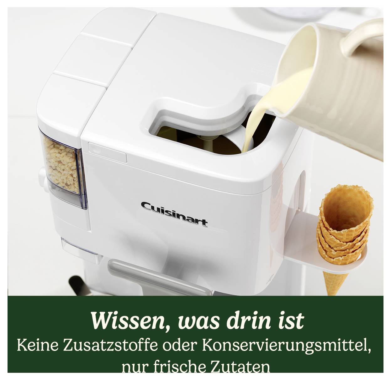 'Weten wat erin zit. Geen toevoegingsmiddelen of conserveringsmiddelen, alleen verse ingrediënten.' Zijaanzicht van een ijsmachine, mengsel wordt gegoten.