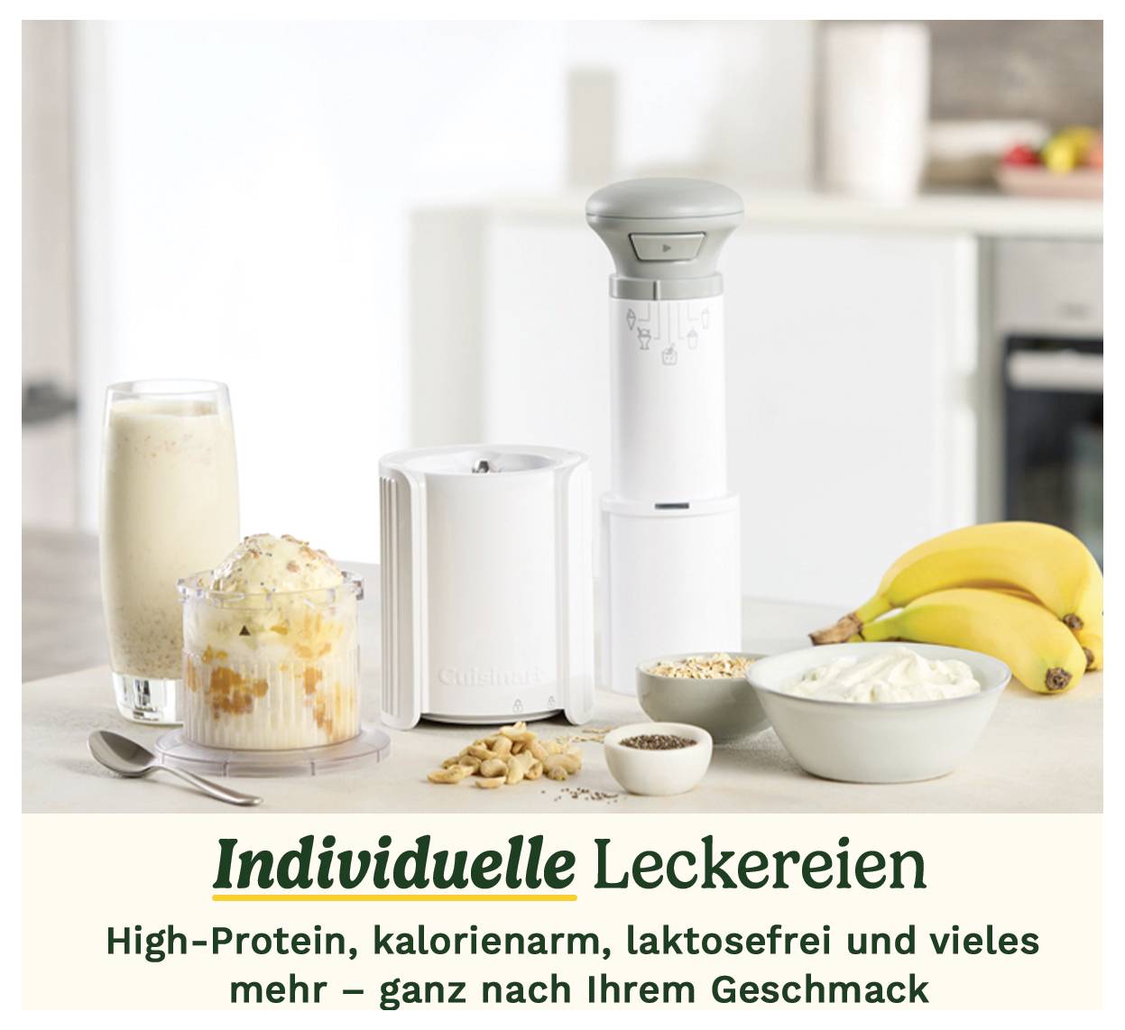 Een keukenmixer met yoghurt, bananen, granen en een proteïneshake op het aanrecht. Tekst werft voor 'Individuele lekkernijen'.