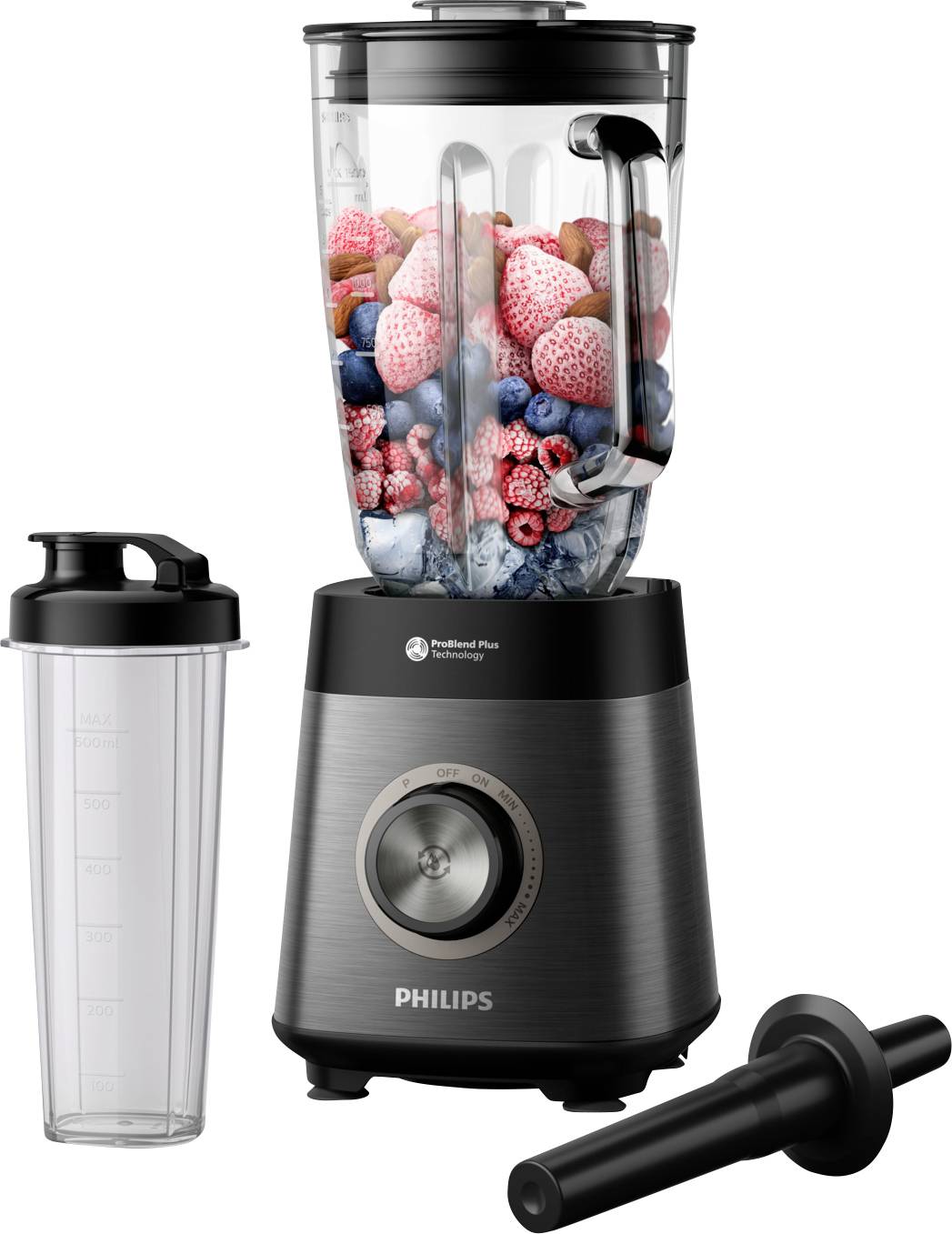 Een blender gevuld met verschillende soorten bessen, naast een doorzichtige, lege fles en een stoot- of mengstok. Het merkenlogo is zichtbaar op de onderkant.