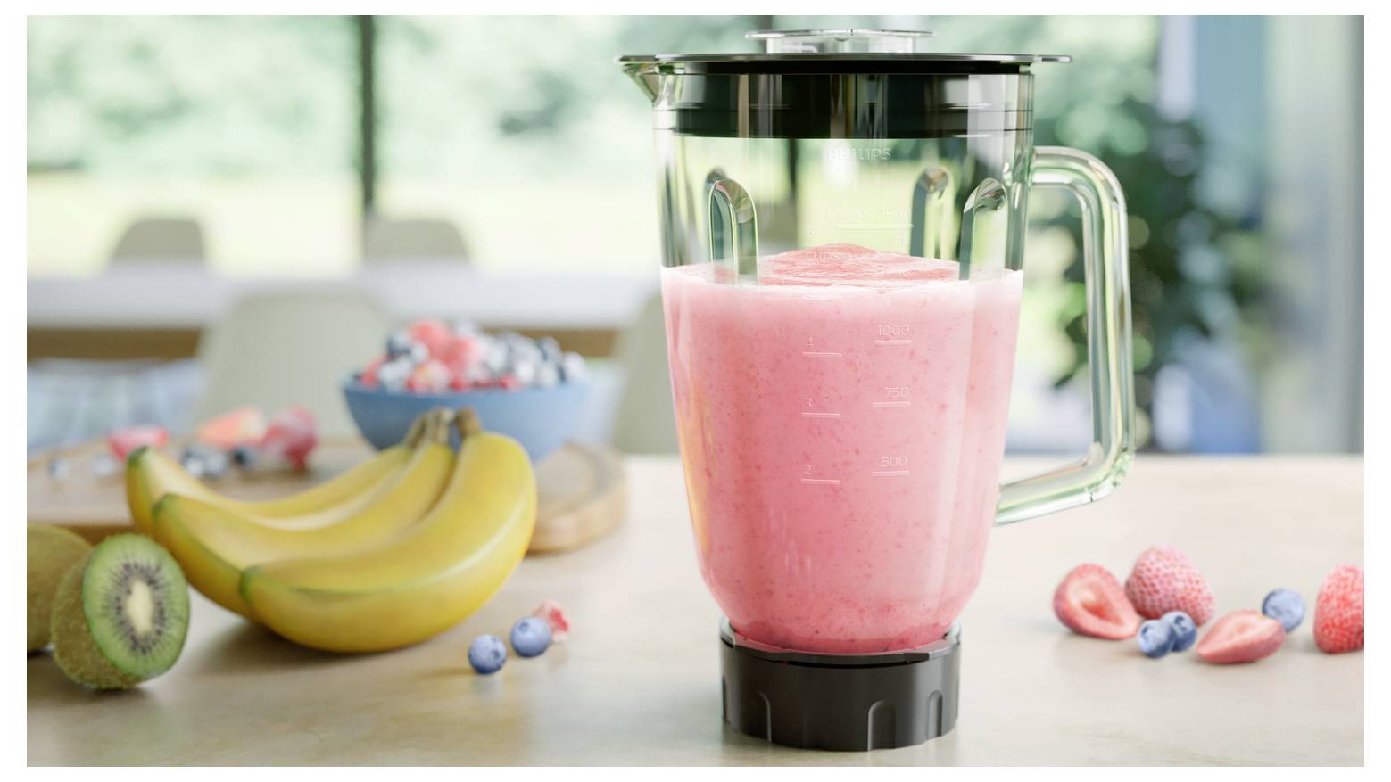 Een blender gevuld met een roze smoothie op een aanrecht, omringd door verse bananen, aardbeien, kiwi's en een kom met bessen.