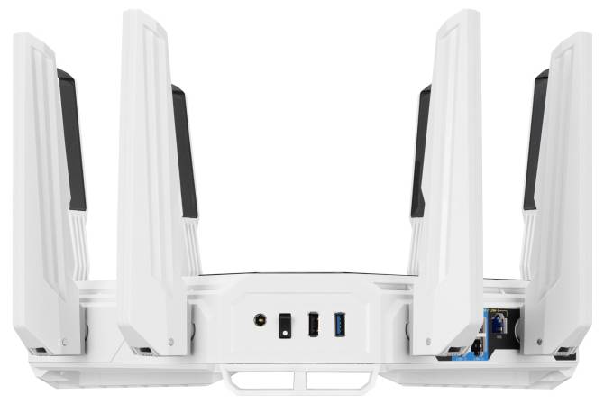 Een witte draadloze router met vier antennes, meerdere poorten waaronder USB en Ethernet, ontworpen voor sterke netwerkverbinding.