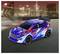 Een speelgoedauto met een blauw, rood en wit design, gemarkeerd met 'Ford Performance' staat op een racecircuit met een wazig stadsgezicht op de achtergrond.
